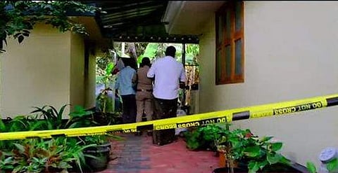 കൊലപാതകം നടന്ന വീട്ടില്‍ പൊലീസ് പരിശോധന നടത്തുന്നു/ ടിവി ദൃശ്യം