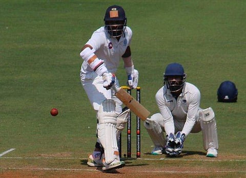 ഒറ്റ കൈ കൊണ്ട് ബാറ്റ് ചെയ്യുന്ന ഹനുമ വിഹാരി/ ട്വിറ്റർ