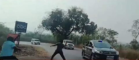 മുഖ്യമന്ത്രിയെ കരിങ്കൊടി കാണിക്കുന്നു/ ടിവി ദൃശ്യം