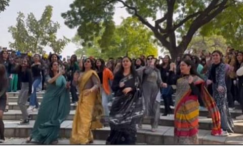 അധ്യാപകരുടെ നൃത്തം/ ചിത്രം സ്‌ക്രീൻഷോട്ട്