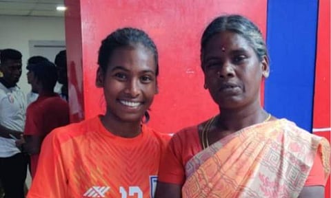 സന്ധ്യ രംഗനാഥൻ അമ്മയ്‌ക്കൊപ്പം/ ചിത്രം ട്വിറ്റർ