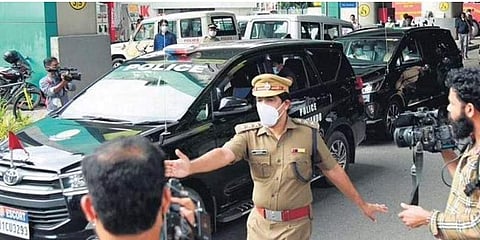 മുഖ്യമന്ത്രി പിണറായി വിജയന് സുരക്ഷയൊരിക്കുന്ന പൊലീസ് ഉദ്യോഗസ്ഥന്‍/എക്‌സ്പ്രസ് ഫോട്ടോ