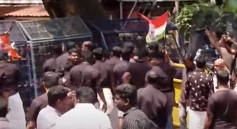 യൂത്ത് കോണ്‍ഗ്രസ് മാര്‍ച്ച് പൊലീസ് തടഞ്ഞപ്പോള്‍/ ടിവി ദൃശ്യം