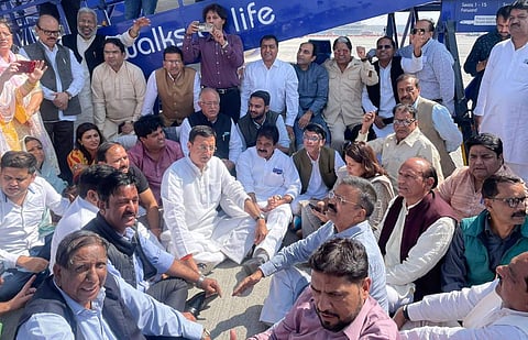 പവന്‍ ഖേരയെ വിമാനത്തില്‍ നിന്ന് പുറത്താക്കിയതില്‍ കോണ്‍ഗ്രസിന്റെ പ്രതിഷേധം, ട്വിറ്റര്‍