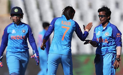 ഗാർഡ്നറെ ക്ലീൻ ബൗൾ‍ഡാക്കിയ ദീപ്തി ശർമയെ അഭിനന്ദിക്കുന്ന ക്യാപ്റ്റൻ ഹർമൻപ്രീത് കൗർ/ ട്വിറ്റർ