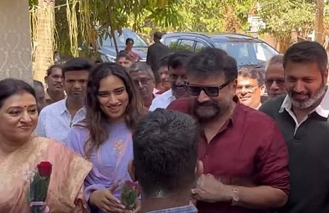 ജയറാം, ഭാര്യ പാർവതി മകൾ മാളവിക എന്നിവർക്കൊപ്പം ജയംരവി സ്കൂളിൽ എത്തിയപ്പോൾ/ വിഡിയോ സ്ക്രീൻഷോട്ട്