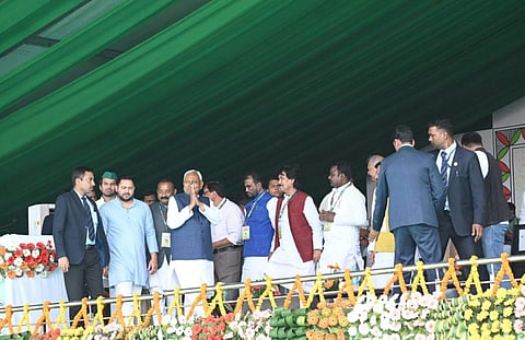 ബിഹാറിലെ മഹാസഖ്യത്തിന്റെ റാലിയില്‍ പങ്കെടുക്കാനെത്തിയ മുഖ്യമന്ത്രി നിതീഷ് കുമാര്‍