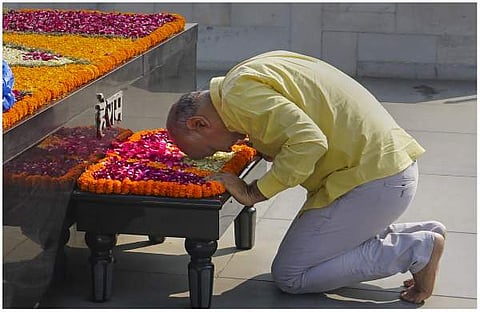 സിബിഐ ഓഫീസിലേക്ക് പോകുന്നതിന് മുന്‍പ് മഹാത്മാ ഗാന്ധിയുടെ സമൃതികുടീരത്തില്‍ എത്തിയ സിസോദിയ/പിടിഐ