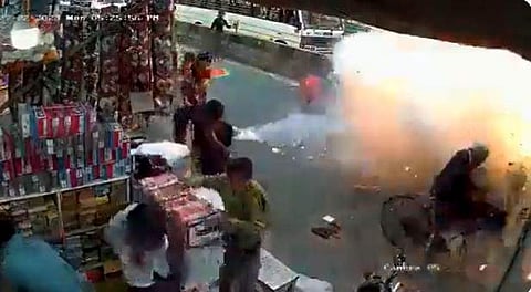 തീപിടിച്ച ഇ-റിക്ഷ/ വീഡിയോ ദൃശ്യം