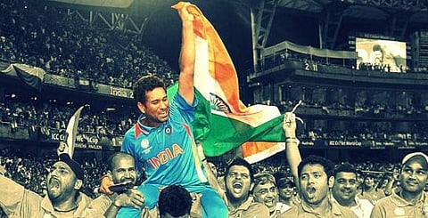 2011ല്‍ വാങ്കഡെ സ്റ്റേഡിയത്തില്‍ ലോകകപ്പ് കിരീടം ലഭിച്ചതിന് പിന്നാലെ സച്ചിനെ തോളിലേറ്റി നടക്കുന്ന സഹകളിക്കാര്‍