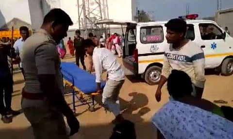 പരിക്കേറ്റവരെ ആശുപത്രിയിലേക്ക് മാറ്റുന്നു/ ട്വിറ്റർ