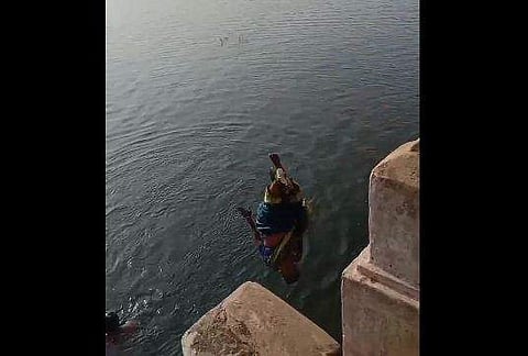 പുഴയിലേക്ക് അനായാസമായി ചാടുന്ന സ്ത്രീയുടെ ദൃശ്യം