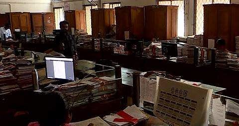 ഫ്യൂസ് ഊരിയതിനെ തുടര്‍ന്നുള്ള മലപ്പുറം കലക്ടറേറ്റ് ഓഫീസ് /  ടെലിവിഷന്‍ ചിത്രം