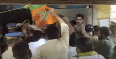 ബിജെപി-ഡിവൈഎഫ്‌ഐ പ്രവര്‍ത്തകര്‍ തമ്മിലുള്ള സംഘര്‍ഷം/ ടിവി ദൃശ്യം