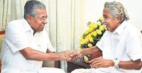 മുന്‍ മുഖ്യമന്ത്രി ഉമ്മന്‍ചാണ്ടിക്കൊപ്പം മുഖ്യമന്ത്രി പിണറായി വിജയന്‍