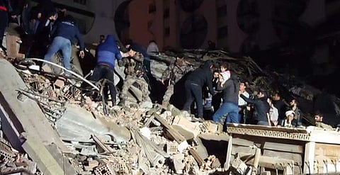 തകര്‍ന്ന കെട്ടിടാവശിഷ്ടങ്ങള്‍ക്കിടയില്‍ തിരച്ചില്‍ നടത്തുന്നു/ എഎഫ്പി