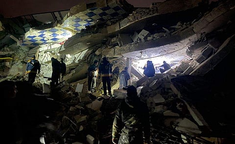 തകര്‍ന്ന കെട്ടിടാവശിഷ്ടങ്ങള്‍ക്കിടയില്‍ രക്ഷാപ്രവര്‍ത്തനം തുടരുന്നു/ എഎഫ്പി