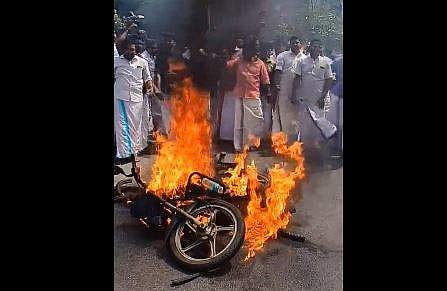 പ്രതിഷേധത്തിനിടെ ബൈക്ക് കത്തിക്കുന്ന യൂത്ത് കോണ്‍ഗ്രസ് പ്രവര്‍ത്തകര്‍