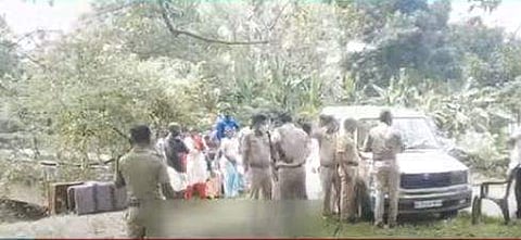 മൃതദേഹം കണ്ടെത്തിയ സ്ഥലത്ത് പൊലീസ് പരിശോധന നടത്തുന്നു/ ടിവി ദൃശ്യം