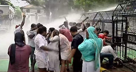 എറണാകുളത്ത് കോണ്‍ഗ്രസ് മാര്‍ച്ചിന് നേരെ പൊലീസ് ജലപീരങ്കി പ്രയോഗിച്ചപ്പോള്‍/ ടെലിവിഷന്‍ ചിത്രം