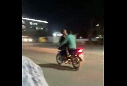 ബൈക്കില്‍ കമിതാക്കളുടെ ചുംബന രംഗം, സ്‌ക്രീന്‍ഷോട്ട്