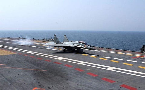 വിക്രാന്തിൽ പറന്നിറങ്ങുന്ന മി​ഗ് 29കെ/ ട്വിറ്റർ