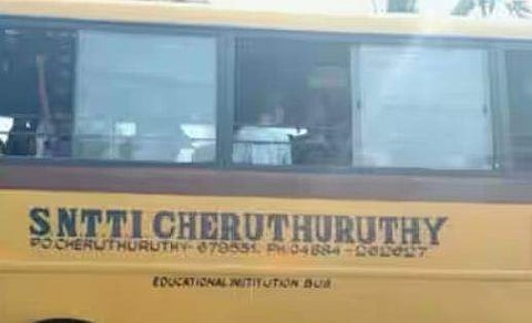 കല്ലേറില്‍ ചില്ല് തകര്‍ന്ന സ്‌കൂള്‍ ബസിന്റെ ദൃശ്യം, സ്‌ക്രീന്‍ഷോട്ട്‌