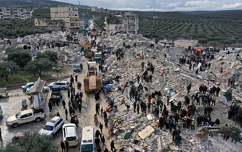 കെട്ടിടാവശിഷ്ടങ്ങൾക്കിടയിൽ ഉറ്റവരെ തിരയുന്നവർ/ പിടിഐ