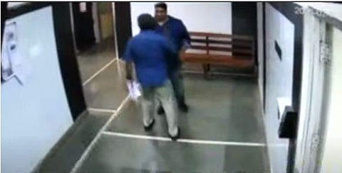 അനൂപും അനില്‍ കുമാറും തമ്മിലുള്ള കൂടിക്കാഴ്ചയുടെ സിസിടിവി ദൃശ്യങ്ങളില്‍ നിന്ന്‌