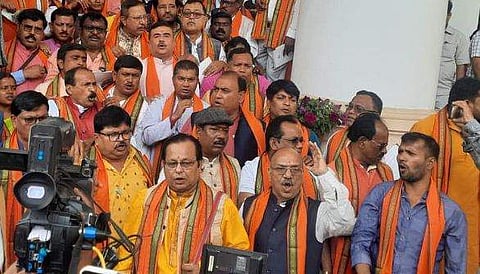 നിയമസഭയ്ക്ക് മുന്നില്‍ പ്രതിഷേധിക്കുന്ന ബിജെപി അംഗങ്ങള്‍