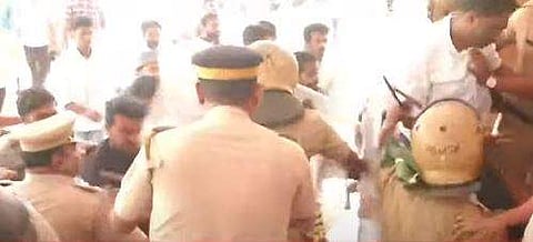 കാലിക്കറ്റ് യൂണിവേഴ്‌സിറ്റിയില്‍ എംഎസ്എഫ് പ്രവര്‍ത്തകരുടെ ഉപരോധം പൊലീസ് തടഞ്ഞപ്പോള്‍/ ടെലിവിഷന്‍ ചിത്രം