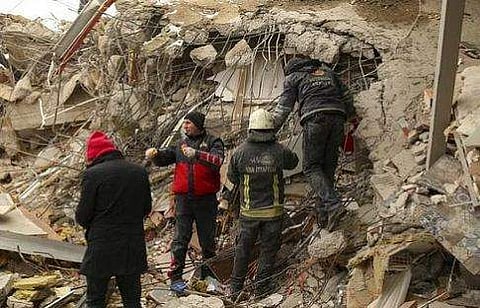 തകര്‍ന്ന കെട്ടിടാവിശിഷ്ടങ്ങളില്‍ കുടുങ്ങി കിടക്കുന്നവരെ തെരയുന്ന രക്ഷാപ്രവര്‍ത്തകര്‍, എപി