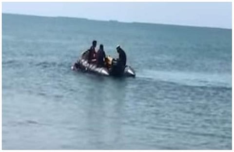 സ്വര്‍ണത്തിന് വേണ്ടി കടലില്‍ തെരച്ചില്‍ നടത്തുന്നു