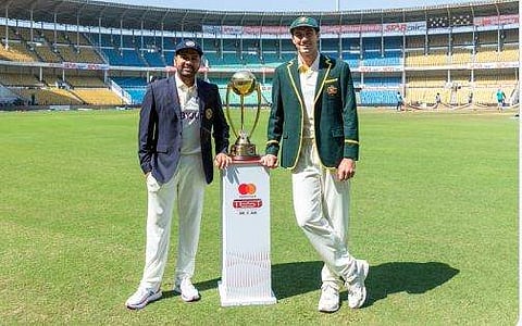 ഇന്ത്യ-ഓസ്‌ട്രേലിയ ടീം നായകന്മാര്‍ ട്രോഫിക്കരികെ/ ട്വിറ്റര്‍ ചിത്രം