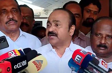 വിഡി സതീശന്‍ മാധ്യമങ്ങളോടു സംസാരിക്കുന്നു/ടിവി ദൃശ്യം