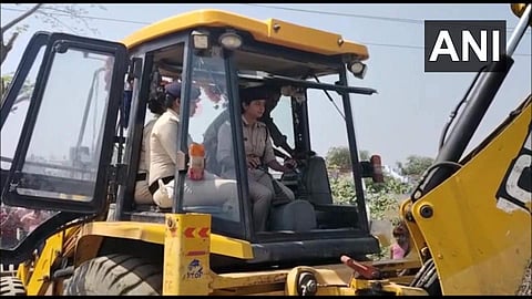 വനിതാ പൊലീസുകാര്‍ ബുള്‍ഡോസര്‍ കൊണ്ട് വീട് ഇടിച്ചുനിരത്തുന്നു