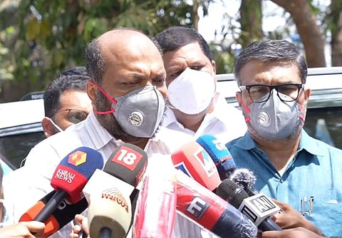 ബ്രഹ്മപുരം മാലിന്യപ്ലാന്റ് സന്ദര്‍ശിച്ച ശേഷം മന്ത്രിമാരായ പി രാജീവും എംബി രാജേഷും മാധ്യമങ്ങളെ കാണുന്നു