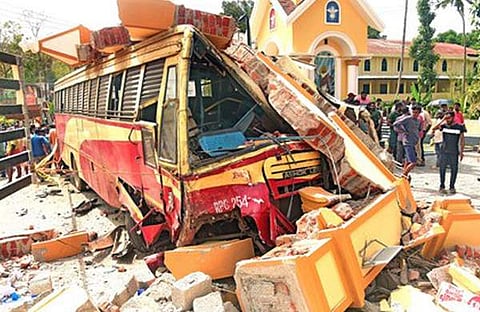 നിയന്ത്രണം വിട്ട ബസ് പള്ളിയുടെ കമാനത്തിലേക്ക് ഇടിച്ചുകയറിയ നിലയില്‍, ഫോട്ടോ: എക്‌സ്പ്രസ്‌
