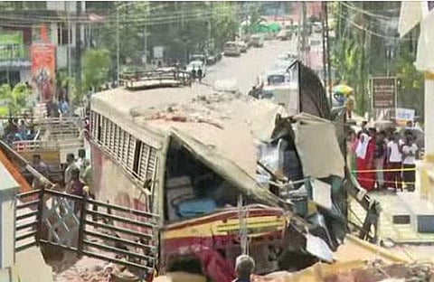 അപകടത്തില്‍ തകര്‍ന്ന കെഎസ്ആര്‍ടിസി ബസ്/ടിവി ദൃശ്യം