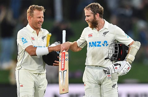 വിജയത്തിന് ശേഷം പരസ്പരം അഭിനന്ദിക്കുന്ന നീൽ വാ​ഗ്നറും കെയ്ൻ വില്ല്യംസനും/ എഎഫ്പി