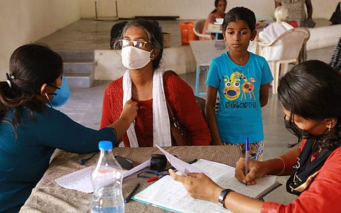 ആരോഗ്യ വകുപ്പിന്റെ നേതൃത്വത്തിലുള്ള മൊബൈല്‍ മെഡിക്കല്‍ യൂണിറ്റിൽ നടക്കുന്ന പരിശോധന/ ഫെയ്സ്ബുക്ക്