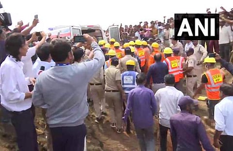 കുഴല്‍ക്കിണറില്‍ വീണ കുട്ടിയെ പുറത്തെത്തിച്ചപ്പോള്‍/ എഎന്‍ഐ