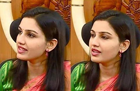 രേണുരാജ് മാധ്യമങ്ങളോടു സംസാരിക്കുന്നു/ടിവി ദൃശ്യം