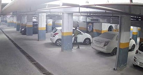 കാറുകളുടെ മേല്‍ ആസിഡ് ഒഴിക്കുന്ന ദൃശ്യം