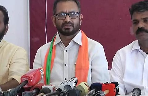 കെ സുരേന്ദ്രന്‍ മാധ്യമങ്ങളെ കാണുന്നു