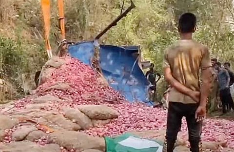 മലപ്പുറത്ത് അപകടത്തില്‍പ്പെട്ട ലോറി, സ്‌ക്രീന്‍ഷോട്ട്