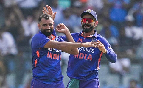 വിക്കറ്റെടുത്ത ഷമിയെ അഭിനന്ദിക്കുന്ന കോഹ്‌ലി/ പിടിഐ