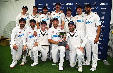 ട്രോഫിയുമായി ന്യൂസിലൻഡ് താരങ്ങൾ/ ട്വിറ്റർ