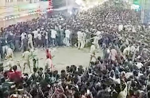 അക്രമികളെ അടിച്ചോടിക്കുന്ന പൊലീസിന്റെ ദൃശ്യം