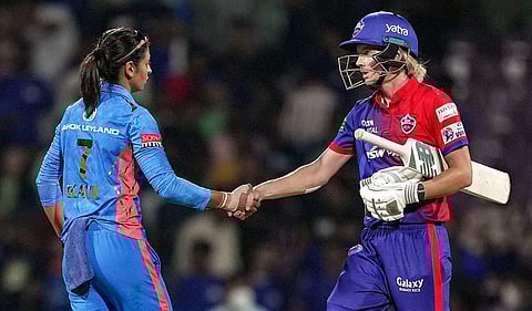 മുംബൈ ക്യാപ്റ്റൻ ഹർമൻപ്രീതും ഡൽഹി താരം മെ​ഗ് ലാന്നിങും മത്സര ശേഷം/ പിടിഐ